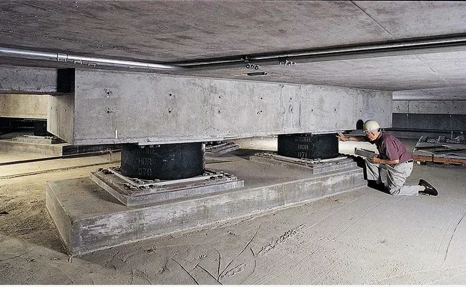 Diseño de aislación sísmica de base en Calama: ingeniería para el altiplano